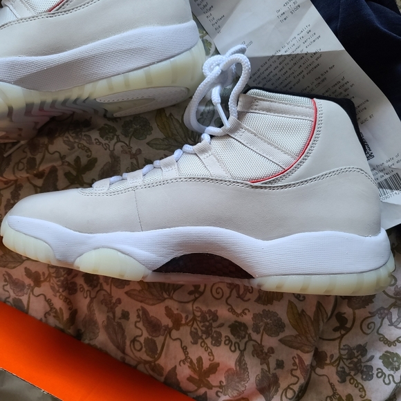 Deadstock platinum 11s - Picture 3 of 3